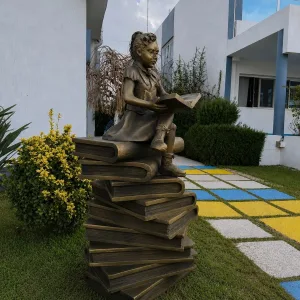 Kitap ve Çocuk Heykeli