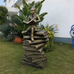 Kitap ve Çocuk Heykeli